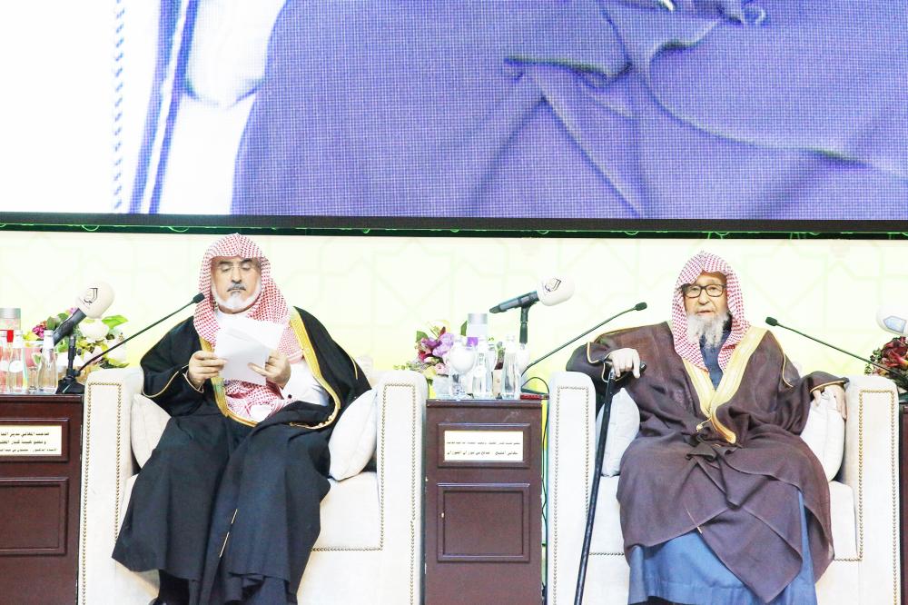



الشيخ الفوزان متحدثا إلى طلبة جامعة الإمام في الرياض أمس.  (عكاظ)