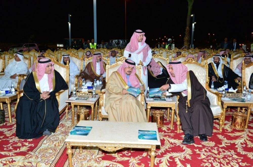 الأمير فيصل بن بندر يطلع على تفاصيل المشاريع