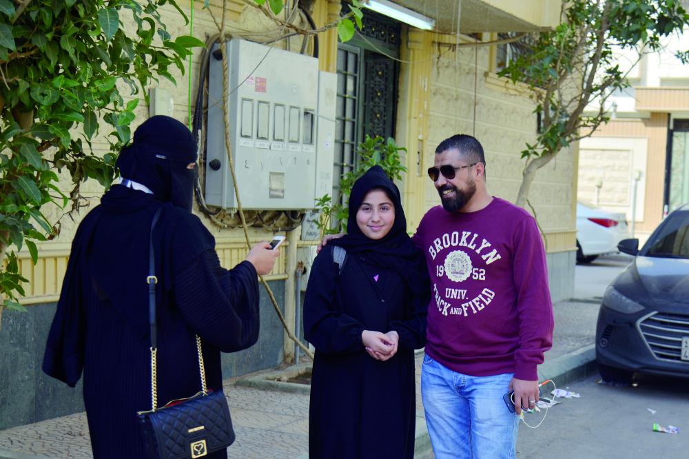 





حسام أحد جيران أبو بدر يتحدث للمحررة برفقة ابنته. (تصوير: ماجد الدوسري)