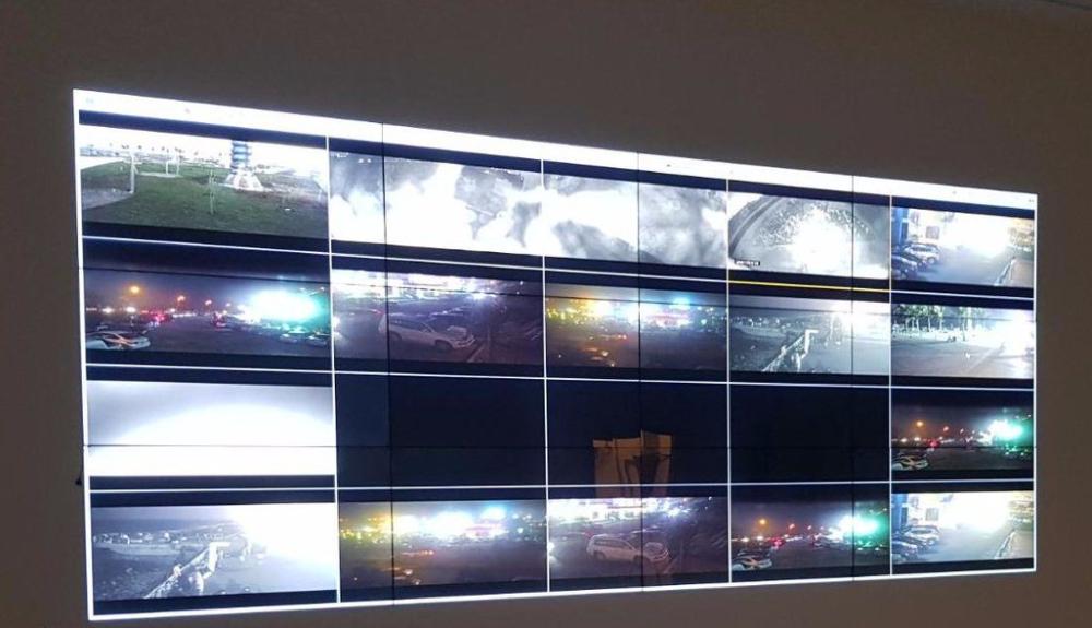 شاشات المراقبة في غرفة العمليات بكورنيش جدة «عكاظ»