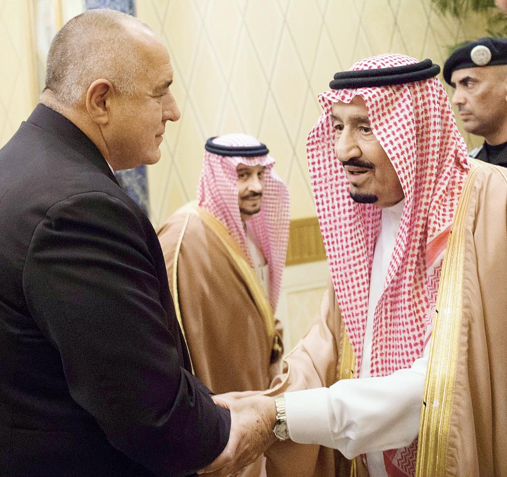 



الملك سلمان مستقبلا رئيس الوزراء البلغاري أمس في الرياض. (واس)