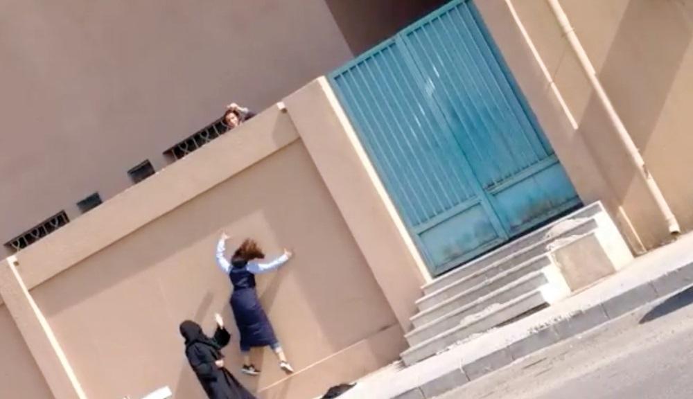 مقطع الفيديو المتداول عن هروب طالبات في إحدى مدارس مكة. (عكاظ)