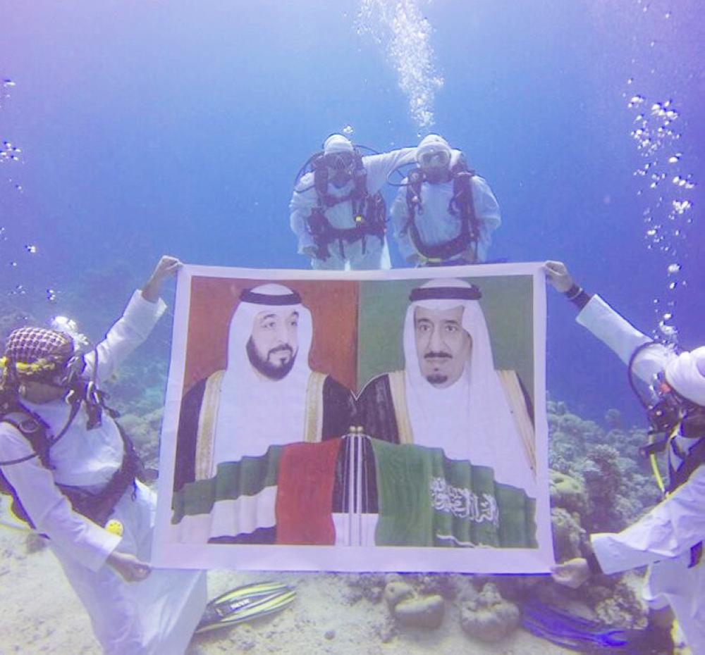 



غواصون سعوديون يحتفلون باليوم الوطني الإماراتي من قاع البحر.
