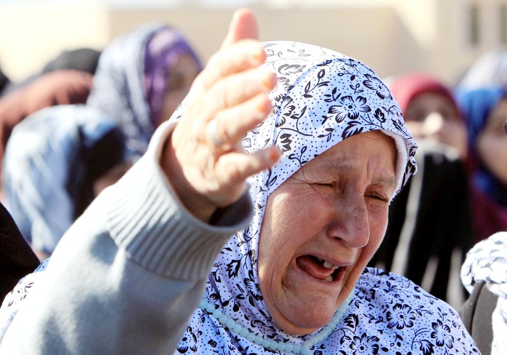 



فلسطينية تبكي بحرقة خلال تشييع جنازة الشهيد الفلسطيني محمود عودة في قرية البصرة بالضفة الغربية أمس، بعد أن سلم الاحتلال الإسرائيلي جثمانه أمس الأول. (رويترز)