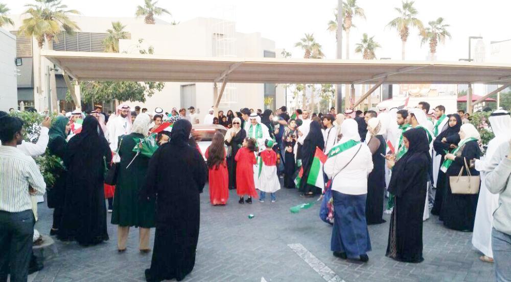 



زوار يتابعون الفعاليات السعودية في احتفالات الإمارات بيومها الوطني.