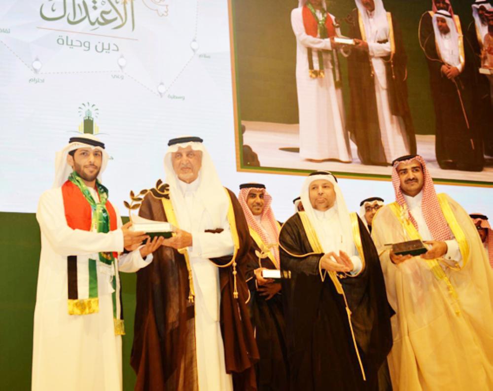 الأمير خالد الفيصل مكرما الفائزين والرعاة بجائزة الاعتدال. (عكاظ)