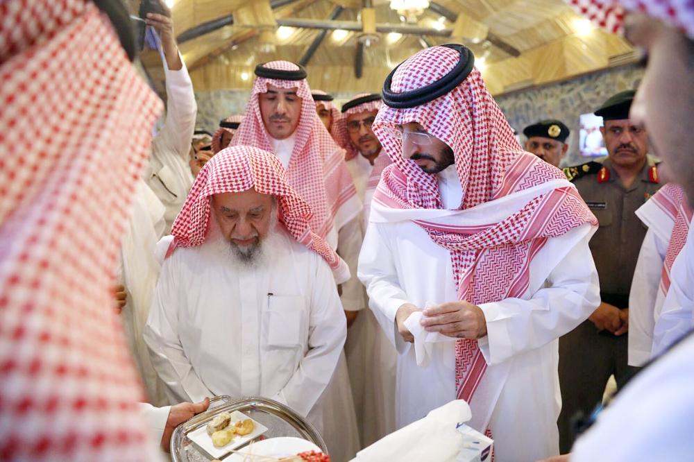 





نائب أمير مكة خلال حفل استقبال أهالي الليث له أمس.