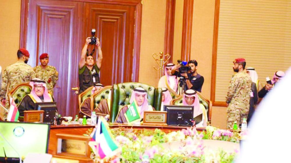 الجبير أثناء مشاركته في الاجتماع التحضيري للقمة الخليجية في الكويت أمس.