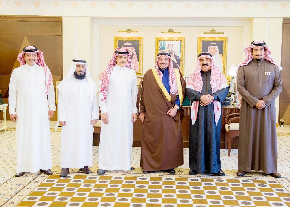 



الأمير فيصل بن مشعل مستقبلا العتيبي وعددا من المسؤولين. (عكاظ)