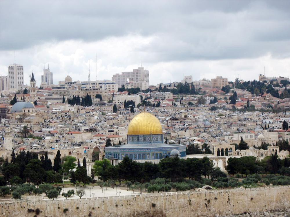 



أمراة فلسطينية ترفع علامة النصر في الحرم القدس الشريف. (رويترز)