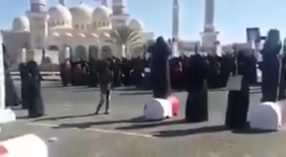 تجمع النساء المطالبات بجثمان صالح