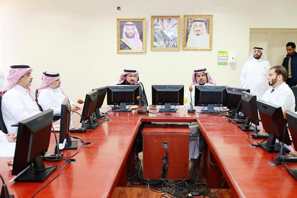 صورة لإدارة مستشفى الملك خالد  مجتمعين مع قيادات الجامعة