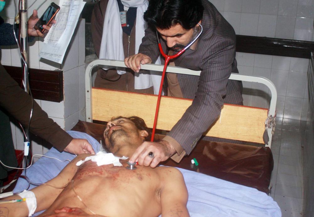 باكستاني أصيب في انفجار قنبلة يتلقى العلاج أمس.