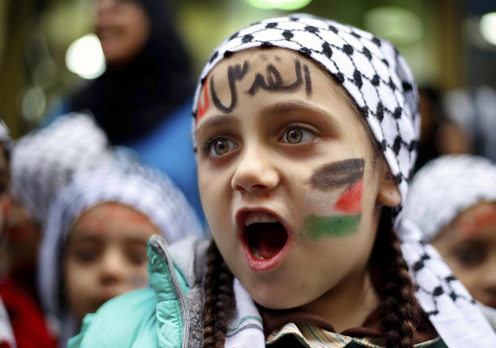 



طفلة فلسطينية كتبت على جبهتها «القدس لنا»، خلال اعتصام في مخيم للاجئين في بيروت أمس. (أب ف)