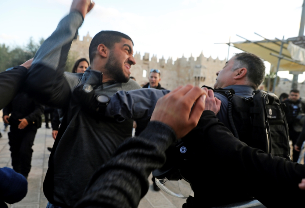 Israeli police scuffle with a Palestinian protestor outside Damascus Gate in Jerusalem's Old City on December 7, 2017.  US President Donald Trump's recognition of Jerusalem as Israel's capital sparked a Palestinian general strike and a call for a new intifada as fears grew of fresh bloodshed in the region. / AFP / Menahem KAHANA
