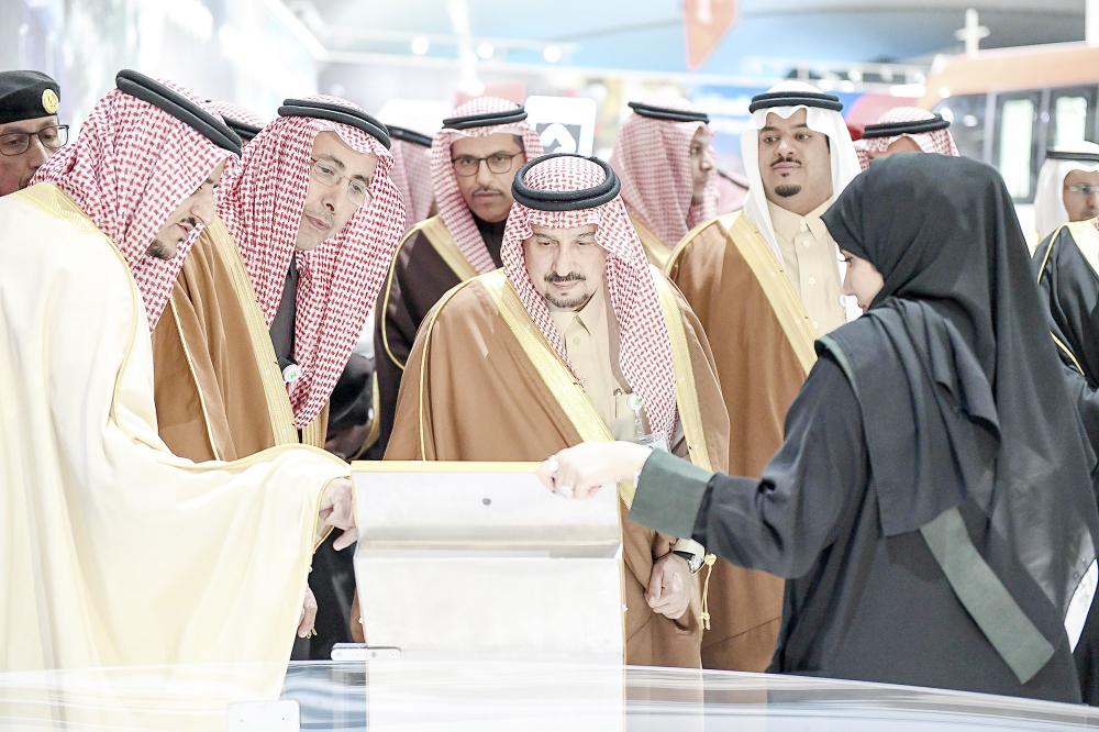 





الأمير فيصل بن بندر خلال جولته بمركز الزوار بمشروع النقل العام. (عكاظ) 