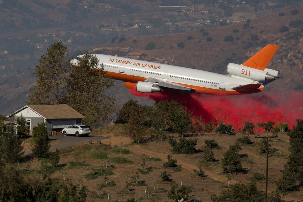 طائرات مشاركة في إطفاء حرائق كاليفورنيا