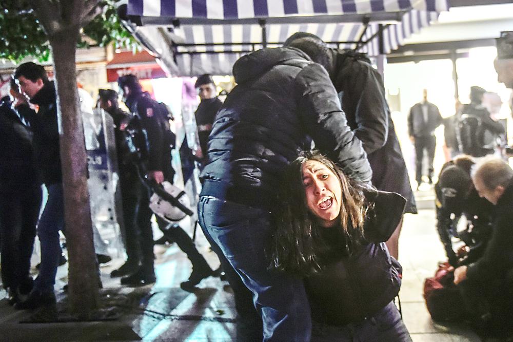 الشرطة التركية تعتقل متظاهرة في إسطنبول تحتج على قرار ترمب. (أ.ف.ب)