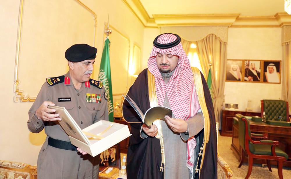 الأمير فيصل بن خالد مطلعا على تقرير الشرطة. (عكاظ)