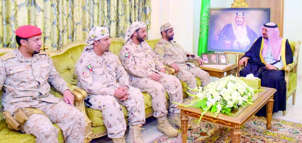 





أمير منطقة نجران خلال لقاء قائد قوة دولة الإمارات العربية المتحدة المشاركة في التحالف العربي. (عكاظ)