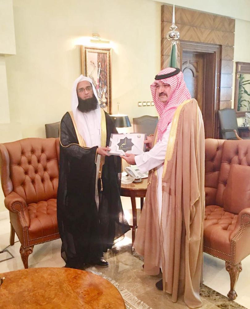 





الأمير مشعل بن ماجد متسلما نسخة من التقرير. (عكاظ)