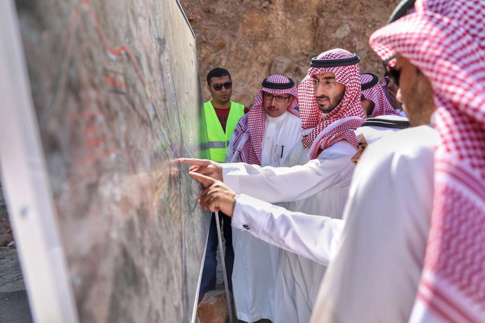الأمير عبدالله بن بندر يطلع على مشروع المدينة الجامعية