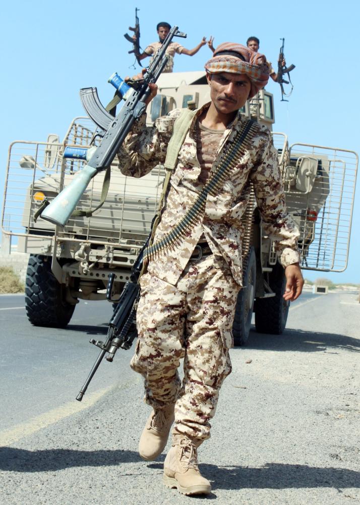 



مقاتل يمني موال لقوات الشرعية على طريق يقود إلى بلدة الخوخة أمس الأول. (أ ف ب)