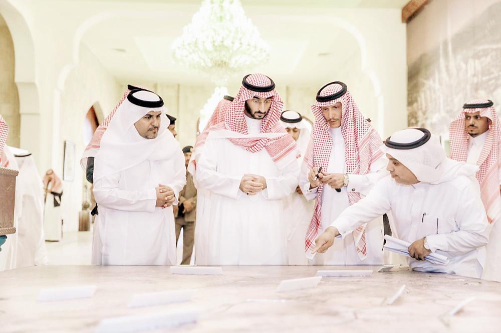 



الأمير عبدالله بن بندر مستمعا إلى شرح من أمين الطائف عن مشاريع المحافظة. (عكاظ)