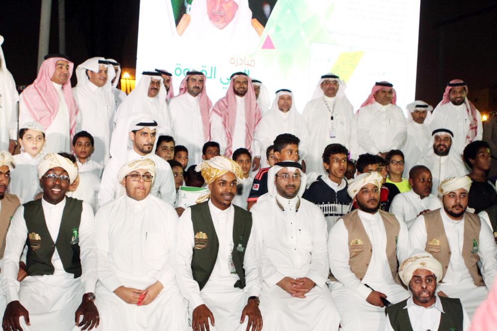 



مدير جامعة الملك عبدالعزيز متوسطا ممثلين للقطاعات الحكومية المشاركة في المبادرة. (عكاظ)