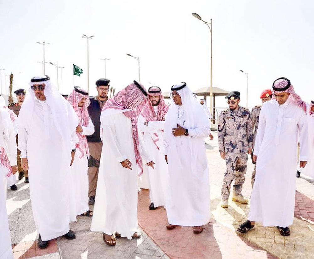 



الأمير عبدالله بن بندر خلال زيارته أخيرا لكورنيش رابغ.