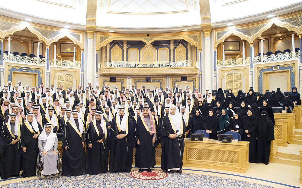 



 خادم الحرمين الشريفين مع أعضاء الشورى في افتتاح أعمال السنة الثانية من الدورة السابعة للمجلس أمس في الرياض. (واس) 