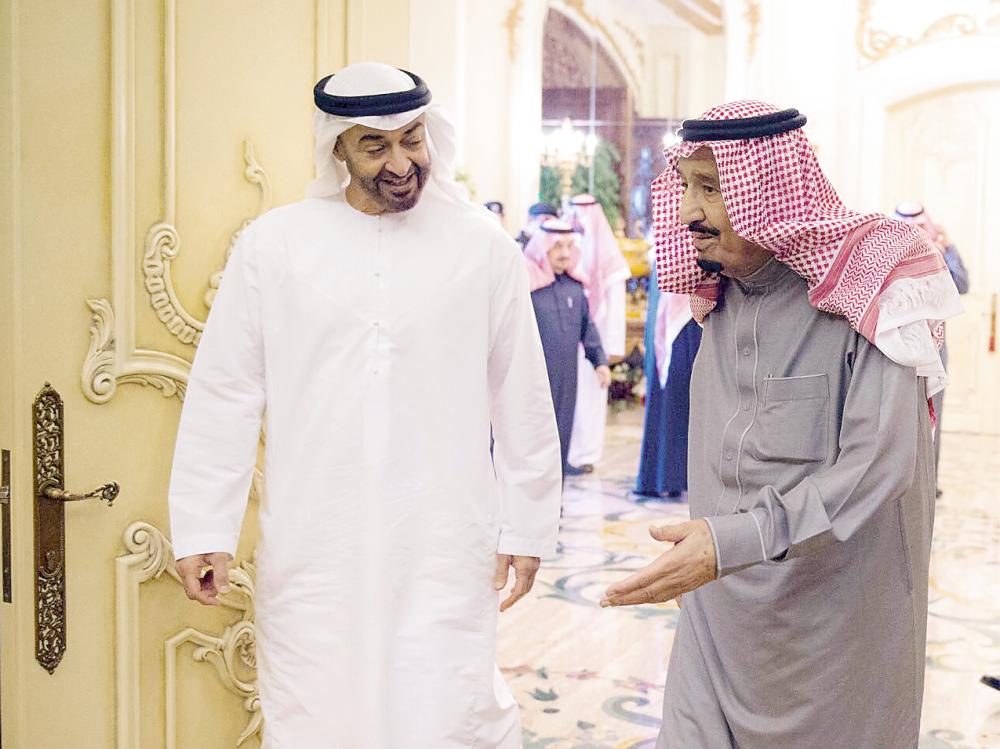 الملك سلمان مرحباً بولي عهد أبوظبي أمس في الرياض. (واس)