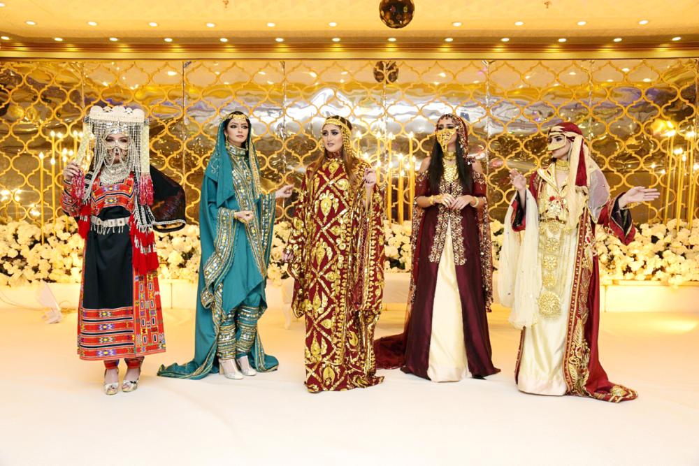 


سعوديات وخليجيات يشاركن في معرض الأزياء «بين الماضي والحاضر» في جدة، أخيرا.
