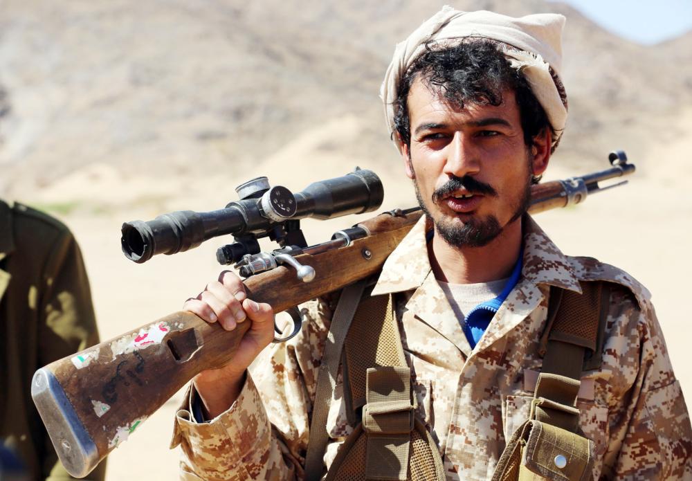 



أحد رجال المقاومة الشعبية أثناء ملاحقة ميليشيا الحوثي خلال تطهير مديرية بيحان في شبوة أمس الأول. (أ.ف.ب)