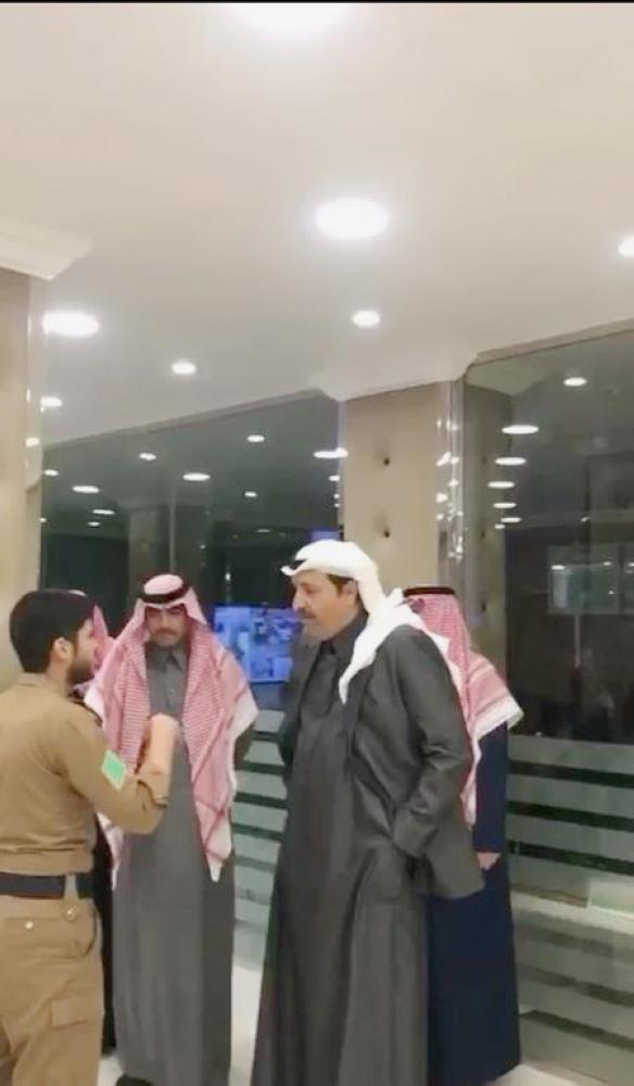



أمير الباحة في زيارة مفاجئة لغرفة القيادة والسيطرة بالدفاع المدني.  (عكاظ)