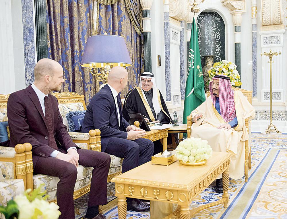 الملك سلمان يستعرض مع إنفانتينو مجالات التعاون بين الاتحاد الدولي والهيئة العامة للرياضة في المملكة.
