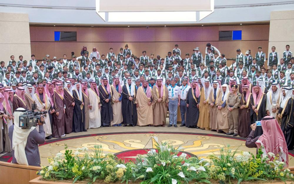 



الأمير فيصل بن مشعل مع وزير التعليم وعدد من المسؤولين ومنسوبي الكشافة بعد تقلده القلادة الذهبية. (عكاظ)