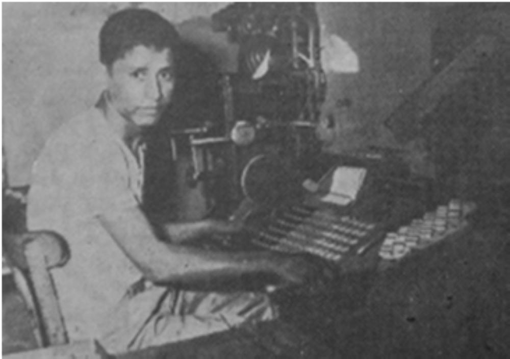



الشاب أحمد سعيد الغامدي يعمل على المطابع داخل مطبعة الأصفهاني عشية إضراب العاملين المصريين.