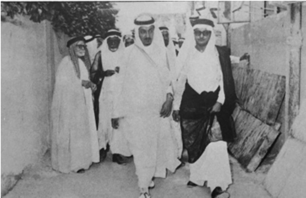



محمد حسين أصفهاني (يمين) مع وزير الداخلية الأمير عبدالله الفيصل في حفل افتتاح دار الإصفهاني عام 1954.