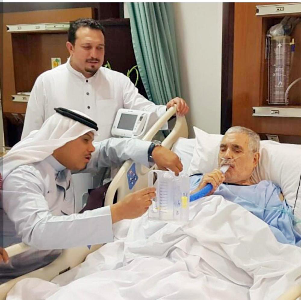 


محمد حمزة في المستشفى ويبدو حسن إسكندراني ونجله لؤي. (عكاظ)