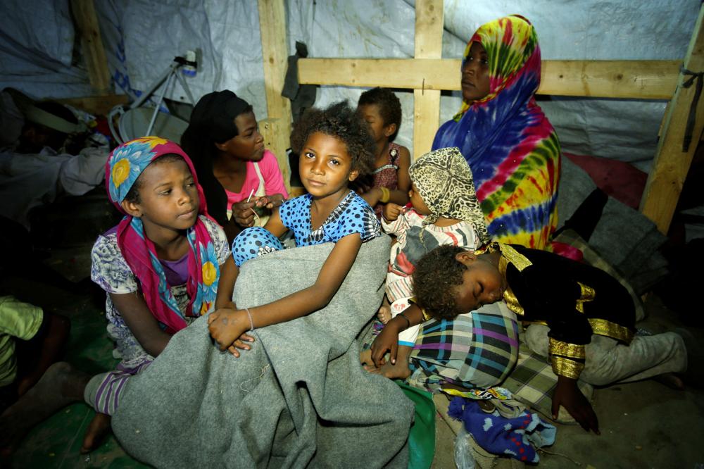 



عائلة يمنية نازحة في مدينة الحديدة الساحلية أمس الأول. (رويترز)
