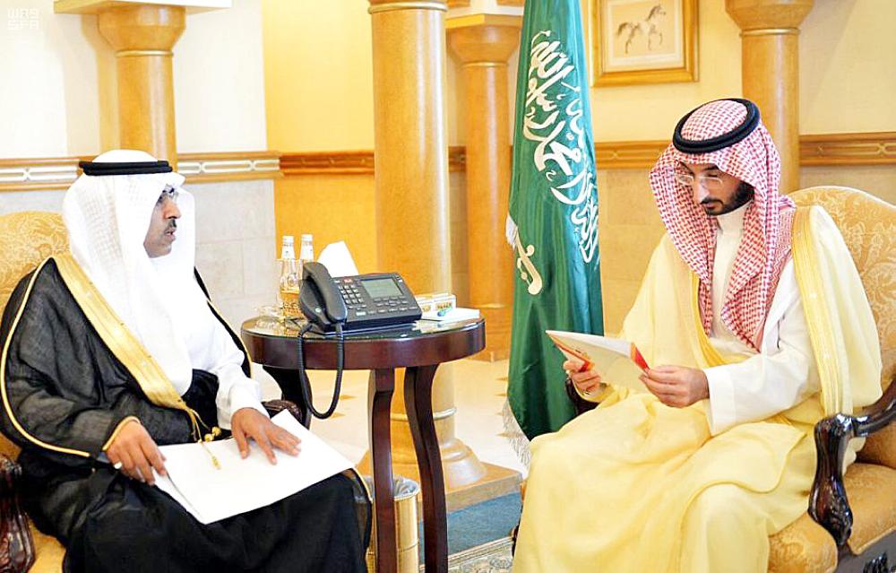 



الأمير عبدالله بن بندر يطلع على استعدادات المنتدى. (عكاظ)