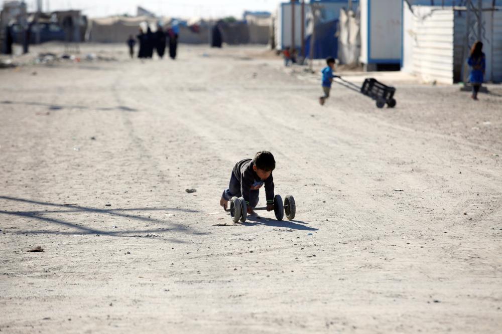 



طفل عراقي نازح يلعب في مخيم الأميرية في محافظة الأنبار، أمس. (رويترز)