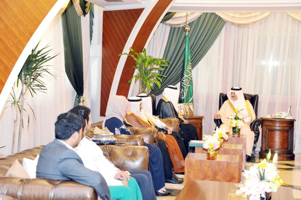 



الأمير سعود بن نايف مستقبلا مدير الشؤون الصحية بالمنطقة وعددا من المسؤولين. 