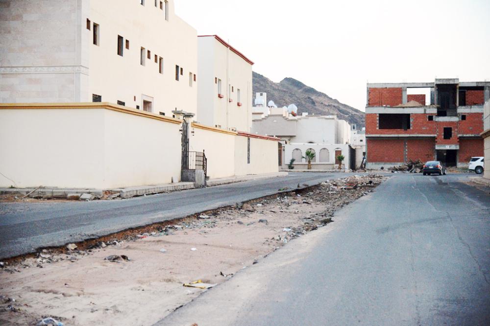 



 تهالك الطرق وافتقادها للرصف والسفلتة والإنارة. (تصوير: عبدالمجيد الدويني)