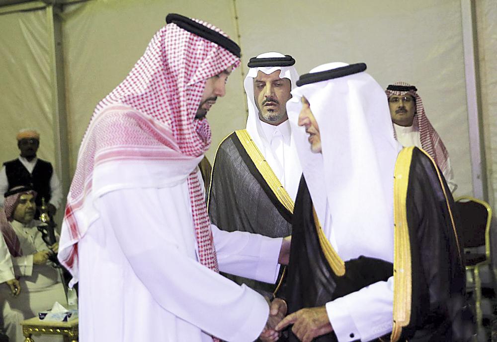 الأمير خالد الفيصل يقدم العزاء. (عكاظ)
