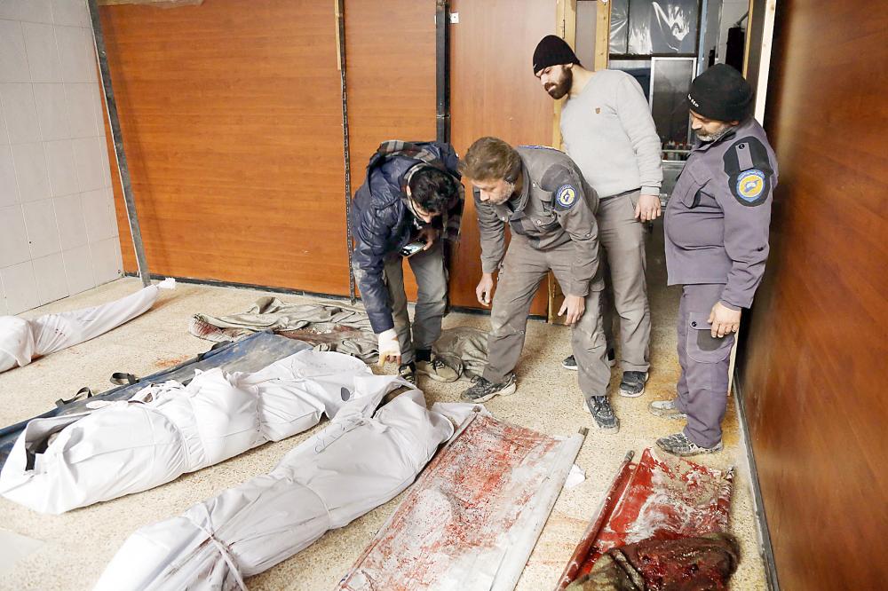



 جثث ضحايا سوريين سقطوا في قصف لقوات النظام على الغوطة الشرقية أمس. (‏أ. ف. ب)