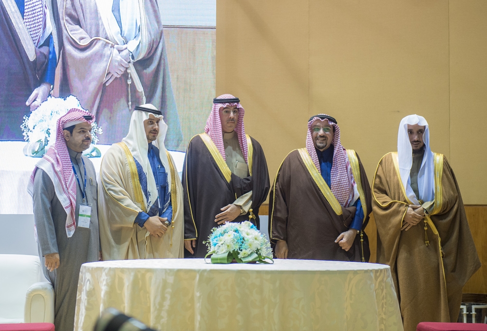 الأمير فيصل بن مشعل والعواد خلال لقاء مجموعة عقال القصيم. (عكاظ)