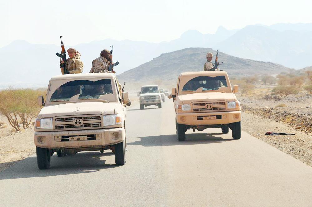 





أفراد من الجيش الوطني أثناء تقدمهم باتجاه الجوف أمس. (إعلام الجيش اليمني)