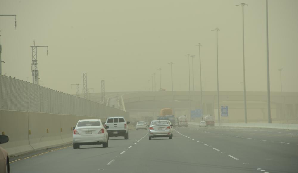 



جدة كما بدت صباح أمس وقد غطى الغبار سماءها. (تصوير: موسى الأحمري)